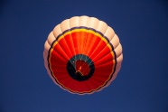 蓝天下的热气球图片