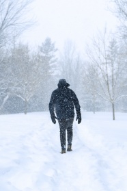 雪中男人背影图片