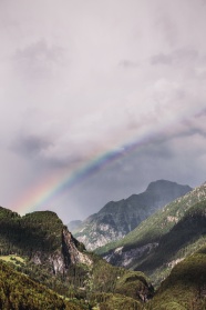 山间彩虹风景图片