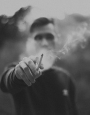 黑白抽烟男人图片