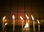 白蜡烛燃烧火焰图片