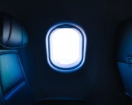 飞机上窗户的照片