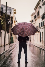 男人雨中撑伞背影图片