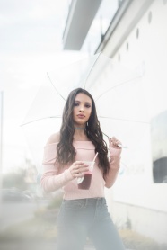 撑伞国外美女写真图片