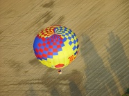 彩色热气球降落图片