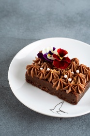 黑巧克力裱花蛋糕图片