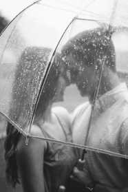 雨中撑伞黑白情侣写真
