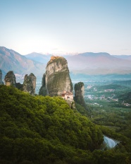 绿色山峰美丽风景图片