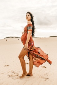 美女孕妇沙滩写真图片