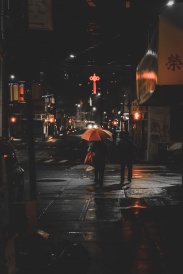 夜晚街头撑伞背影图片