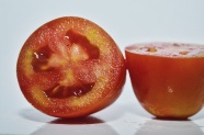 切开美味番茄图片