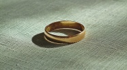 一个结婚金戒指图片