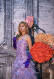 紫色抹胸婚纱礼服写真图片