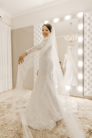 白色蕾丝修身婚纱图片