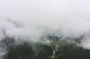 云雾缭绕绿色山林俯视图