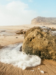 沙滩风化的石头图片