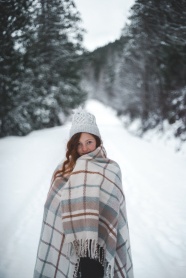 冬季雪地美女图片