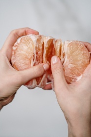 双手掰柚子图片