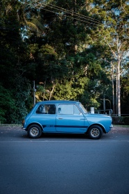 小型蓝色汽车图片