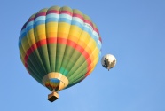 上升彩色热气球图片