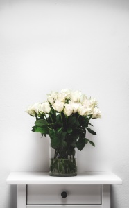 白色玫瑰花插花图片