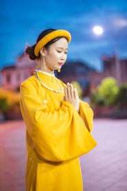 黄色长袍衫美女祈福图片