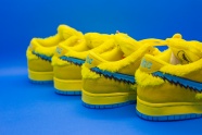 黄色运动鞋图片