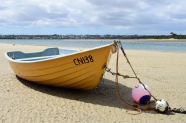沙滩上的渔船图片