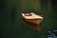湖面小船只图片