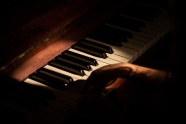 黑白钢琴键摄影图片
