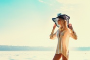 海滩戴帽子的性感美女图片