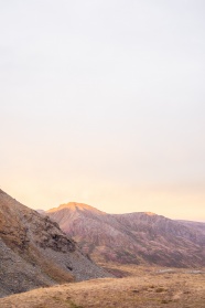 光秃秃的山峰图片