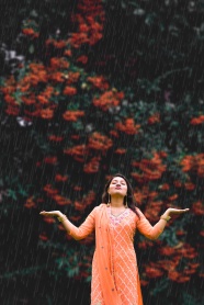 雨中淋雨的美女图片