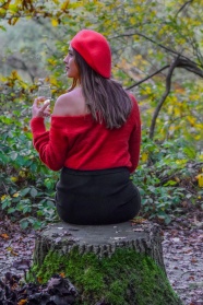 红色羊毛衫美女背影图片