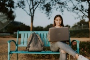 美女公园上网办公图片