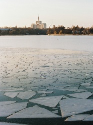 湖面浮冰图片