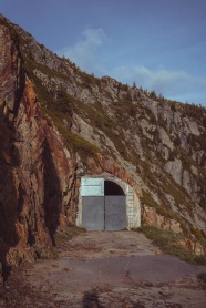 山洞铁门图片