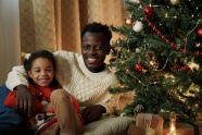 父女两在圣诞树旁合照图片