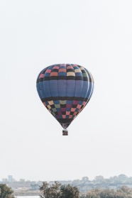 飞上天空的热气球图片