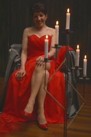 红色礼服中年美女图片