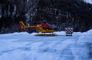 雪地上搜救直升机图片