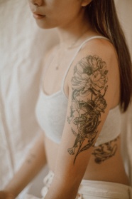 女生手臂纹身花朵图片