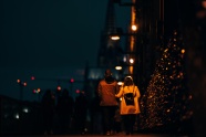 秋冬夜晚情侣散步图片