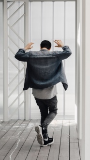 帅哥跳舞背影图片