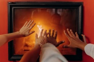 手拿壁炉旁取暖图片