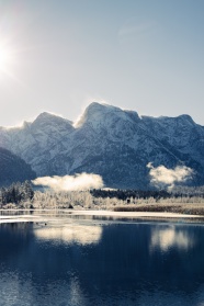 冬季雪山湖泊图片