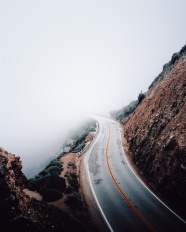 大雾笼罩的蜿蜒公路图片