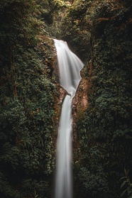 山间瀑布风景图片