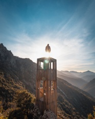 蓝天高山眺望台图片