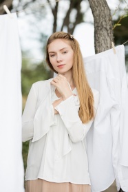 俄罗斯白色衬衫美女写真图片